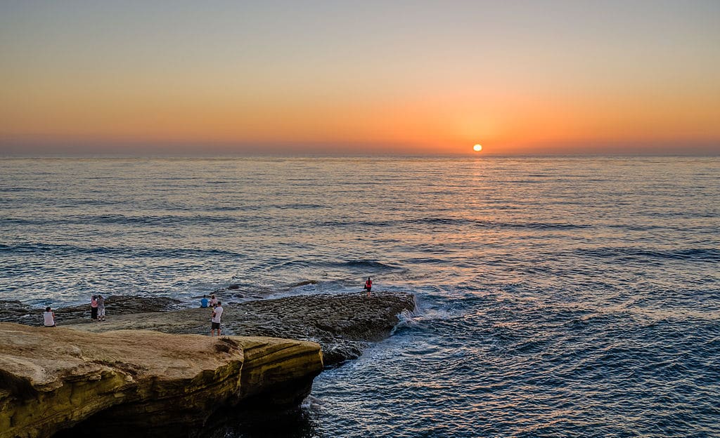 People_at_Sunset_Cliffs_Natural_Park_San_Diego_2013
